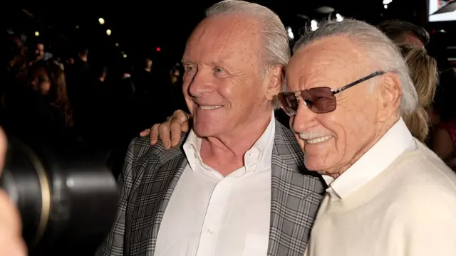 Anthony Hopkins junto al creador de varios de los cómics de Marvel, Stan Lee.