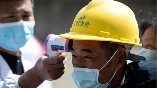 Homem tem temperatura medida na China