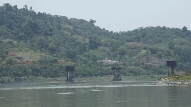 မြစ်ဆုံဆည် စီမံကိန်းဧရိယာထဲက ဆောက်လက်စ သံတံတား