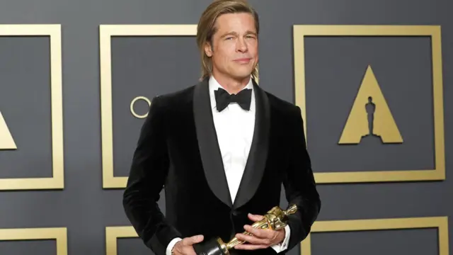 فاز الممثل الأميركي براد بيت