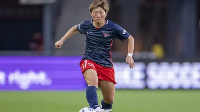 サッカーの横山久美選手、トランスジェンダーを公表 バイデン氏が称賛 - BBCニュース