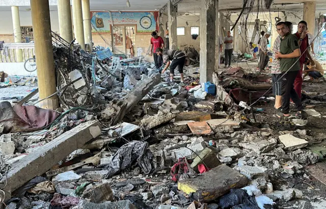 Gazze’nin Hamas kontrolündeki sivil savunma kurumu, bir okulda bulunan sığınağa İsrail’in düzenlediği hava saldırısında onlarca kişinin öldüğünü duyurdu.