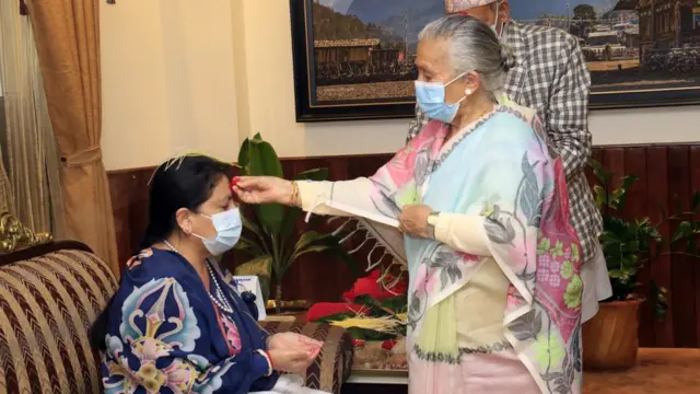 राष्ट्रपति विद्यादेवी भण्डारीलाई दशैँको टीका लगाउँदै आमा मिथिला पाण्डे