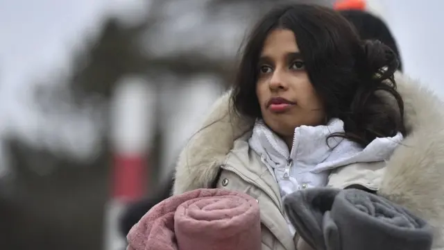 Un volontaire attend à la frontière avec la Roumanie avec des fournitures pour les réfugiés.