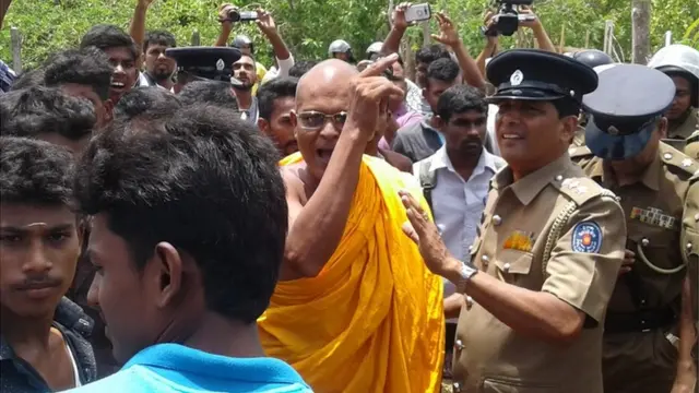 இலங்கை: காணி உரிமை தொடர்பாக போலீஸ் - பொது மக்கள் இடையே பதட்டம்