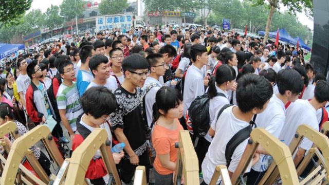 高考是中国大陆大学的统一入学考试，高考分数几乎是中国所有大学招生的唯一标准。