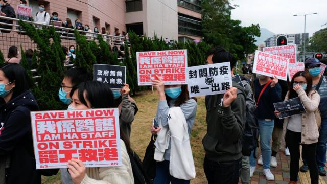 响应罢工的香港医护人员在医院管理局大楼外集会。