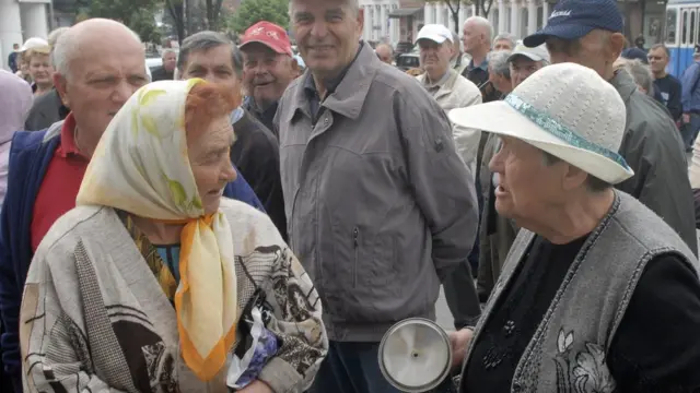 Літні жінки на мітингу