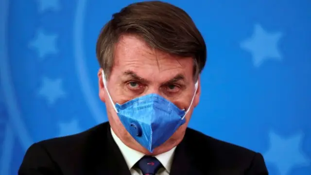 Bolsonaro usando máscara