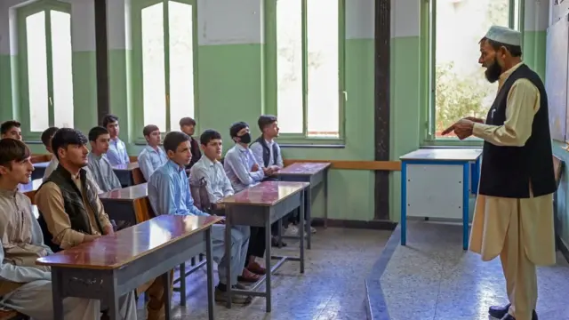 Nam sinh tại trường Istiklal ở Kabul vào ngày 18 tháng 9 năm 2021
