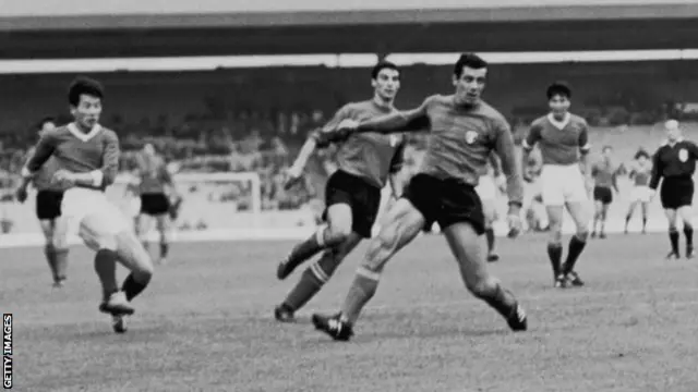 پاک دو ایک ( سمت چپ) زننده تنها گل بازی کره شمالی با ایتالیا در جام جهانی 1966 بود. این دیدار که در ورزشگاه آیرسام پارک برگزار شد با پیروز یک بر صفر کره شمالی به پایان رسید