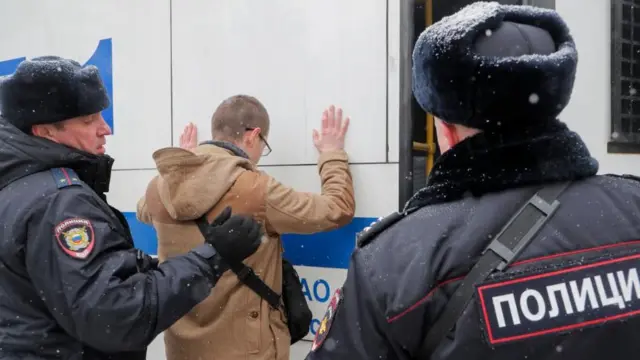 Ruski policajac privodi pristalicu Igora Strelkova (Girkin), bivšeg prvog ministra odbrane republike Donjeck, pošto je objavljena presuda Strelkovu, Rusija 25. januar 2024.