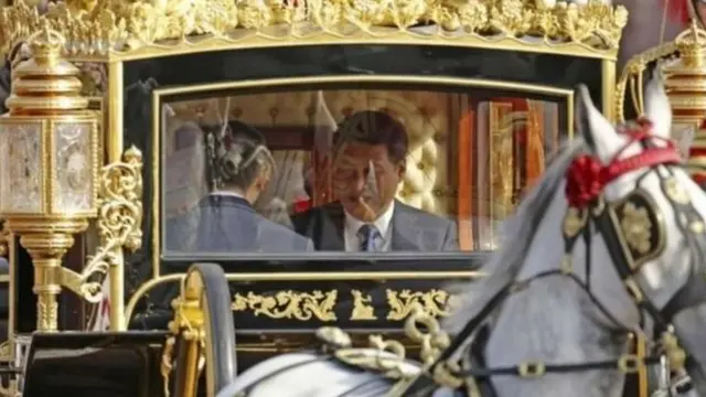 ၂၀၁၅ တုန်းကမှ တရုတ်သမ္မတ ရှီကျင့်ဖျင်ကို ယူကေဘုရင်မကြီးရဲ့ ရွှေမြင်းလှည်းကိုပါသုံးပြီး ကြိုဆို ဧည့်ခံကာ စီးပွားရေးသဘောတူမှုတွေလည်း လုပ်ခဲ့ရတဲ့ ယူကေ