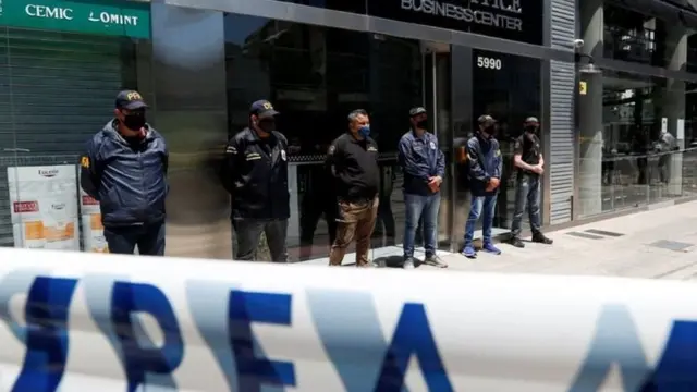 පොලිස් භටයන් 20 දෙනෙක් පමණ වෛද්යවරයාගේ පෞද්ගලික චිකිත්සාගාරය වැටලූහ