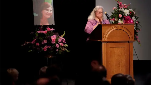 海耶爾的母親在紀念儀式上致詞。