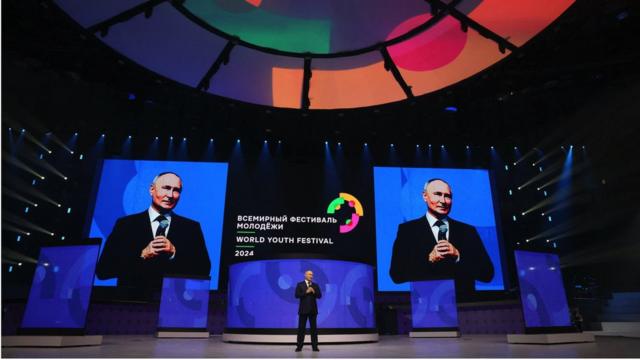 普京在总统选举前夕的2024年世界青年节闭幕式上发表讲话。