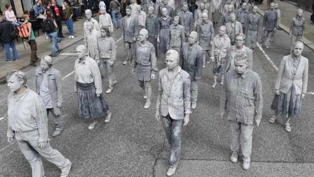 Hamburg'da Çarşamba günü sistemin yürümediğini savunan eylemciler, zombi kılığında protesto gösterisi yaptı