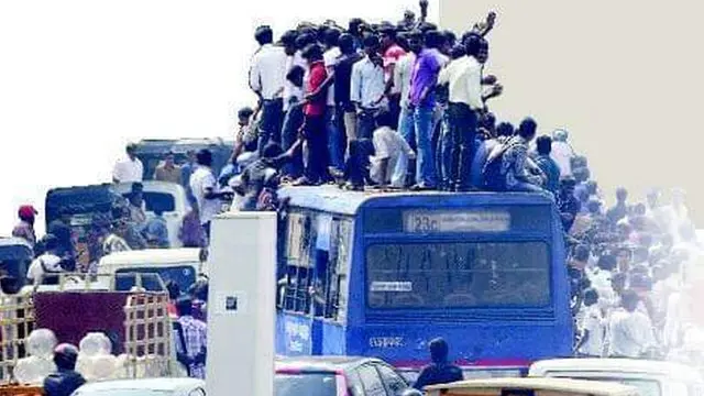 பேருந்தில் ஊர்வலம்