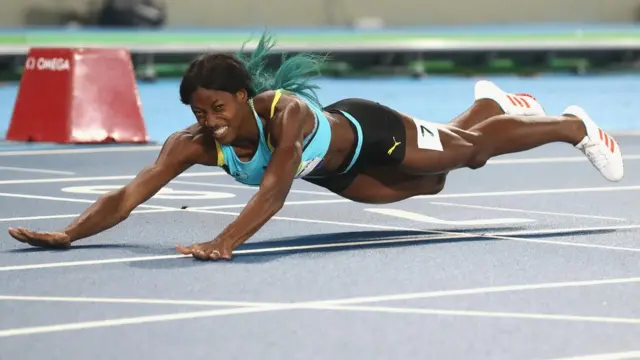 Shaunae Miller se desliza a la meta en la final de los 400 metros