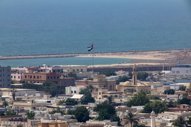 الموقف الإماراتي الرسمي: أبو موسى وطنب الكبرى وطنب الصغرى جزر إماراتية، والحل عبر التفاوض أو القضاء الدولي.