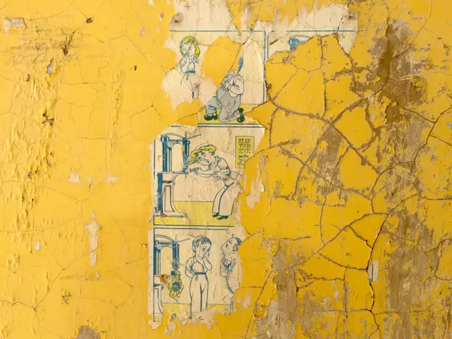 ریڈم وِن کی دیواروں پر لگے پرانے پوسٹرز