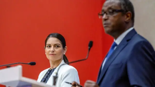 Priti Patel observe le ministre des affaires étrangères, Vincent Biruta, lors d'une conférence de presse