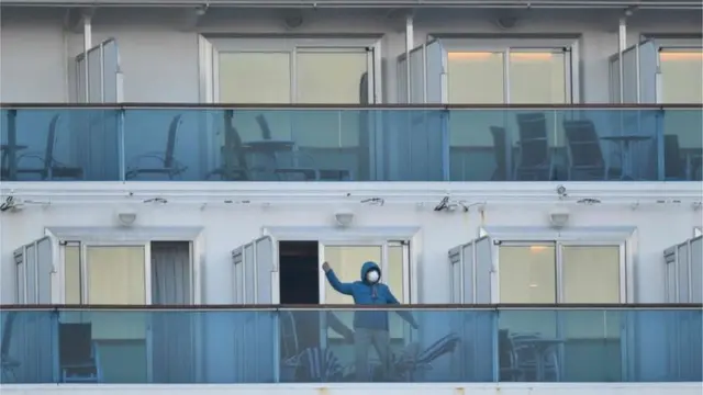 رجل يرتدي القناع الواقي على متن سفينة