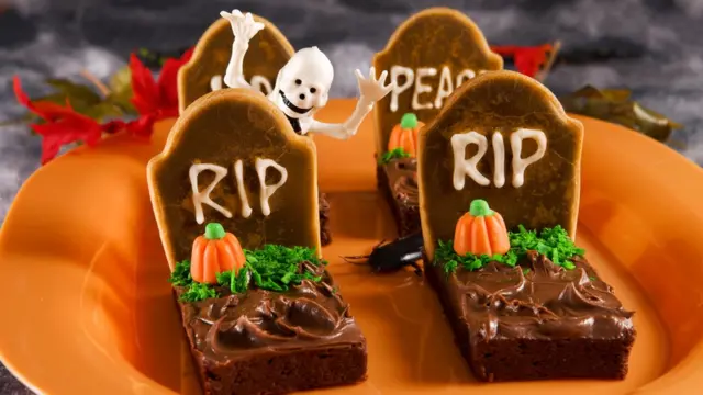 Пирожное в виле надгробия