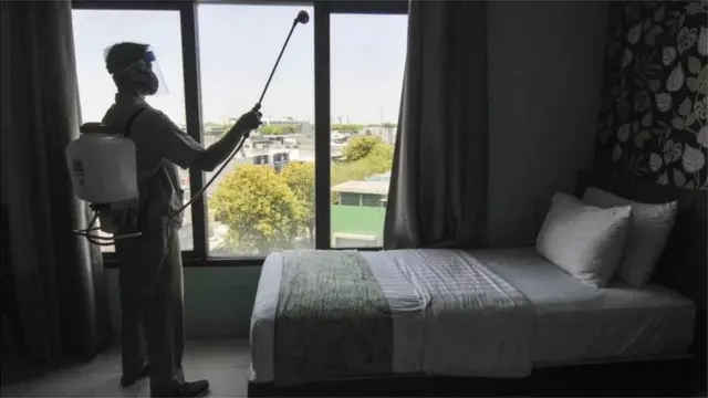 Petugas menyemprotkan disinfektan di kamar hotel yang akan dijadikan tempat isolasi pasien COVID-19 di Bekasi, Jawa Barat, Rabu (23/09/20)