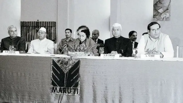 તત્કાલીન વડાં પ્રધાન ઇન્દિરા ગાંધીની ડાબી બાજુએ એન ડી તિવારી અને તેમની બાજુમાં આરુણ નેહરુ