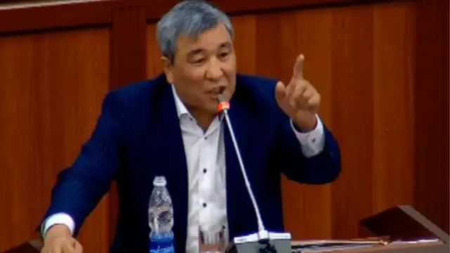 «Оюн кылбаш керек да. Бул чылгый оюн. Саясат. Бул долбоор азыркы президенти аңга түртө турган долбоор»,-деди Рыскелди Момбеков.