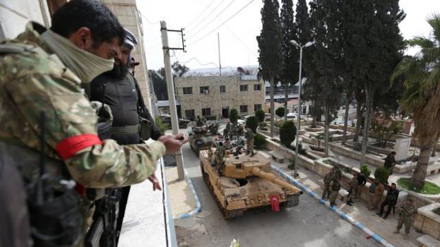 القوات التركية وفصائل الجيش السوري الحر تدخل مدينة عفرين صباح الأحد