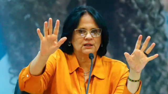 मन्त्री दमारेस एल्भिसमाथि धार्मिक अजेन्डा लाद्ने प्रयास गरेको आरोप लाग्ने गरेको छ