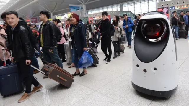 ఝెంగ్ఝూ రైల్వే స్టేషన్లో పోలీస్ రోబో