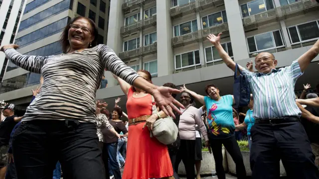 Personas bailando en Sao Paulo
