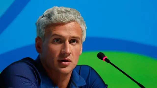 Lochte denunció haber sido víctima de un robo a mano armada.