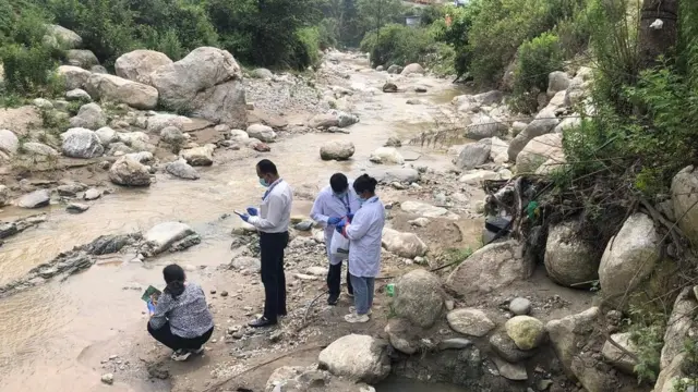 सिसडोलमा अध्ययन गर्दै विज्ञहरू