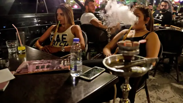 লেবাননে শিশা দিয়ে ধূমপানরত দুই মহিলা