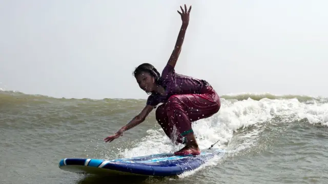 কক্সবাজারে সার্ফিং করছে ১২-বছর বয়স্ক রিফা, ১৪-০৪-২০১৪।