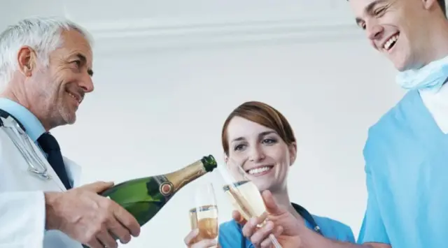 Studija iz 1986, u kojoj je istražen unos alkohola kod lekara muškaraca, ustanovila je da, što je unos veći, to su manje šanse za ishemijsku bolest srca - ali da li je prikazana slika i realna?