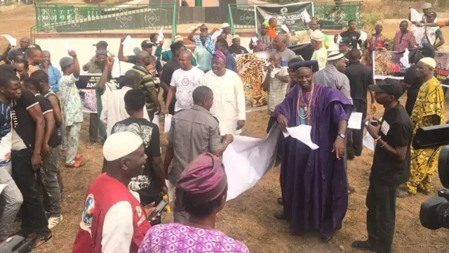 Awọn eeyan to n sewọde lori ifẹsẹmulẹ eto Amotekun