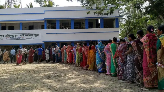 পশ্চিমবঙ্গে বিধানসভা নির্বাচনে নন্দীগ্রামের একটি কেন্দ্রে ভোটের লাইন