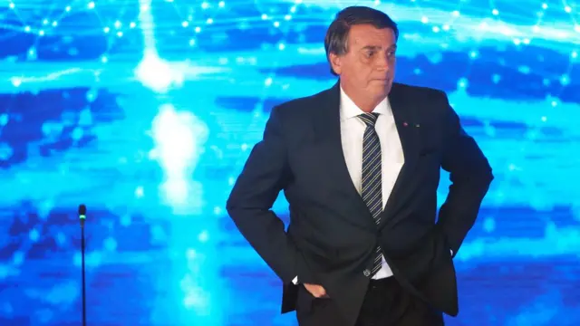 Bolsonaro com mãos no bolso durante debate