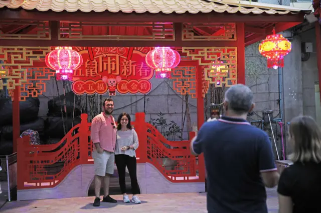 นอกจากชาวไทยและชาวจีน ย่านเยาวราชยังเป็นอีกแหล่งท่องเที่ยวดึงดูดใจของชาวยุโรป