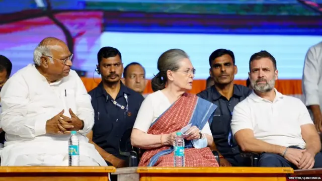 मल्लिकार्जुन खड़गे, सोनिया गांधी और राहुल गांधी.