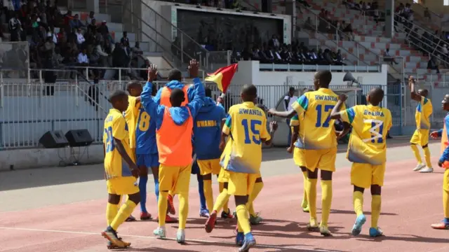 ተጻወትቲ ሃገራዊት ጋንታ ሩዋንዳ ሸቶ ኣብ ዘቑጸርሉ እዋን ሓጎሶም እንትገልጹ