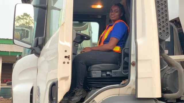 Grace Asamoah: "Pipo dey bully me for road and try scare me" - Female excavator driver