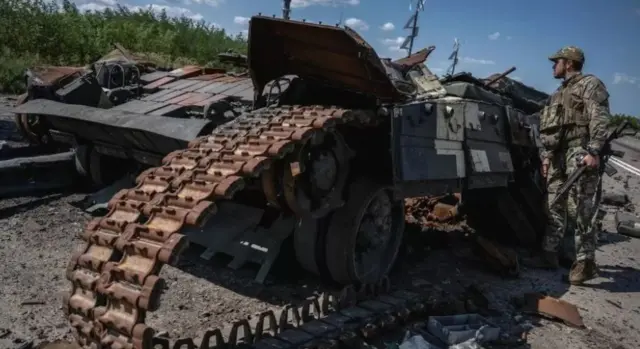 यूक्रेन का एक नष्ट हुआ टैंक 