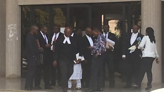 At about 9 am local time wen our reporter visit the Federal High Court, Lawyers dey fully robed to come ansa case for dia client.