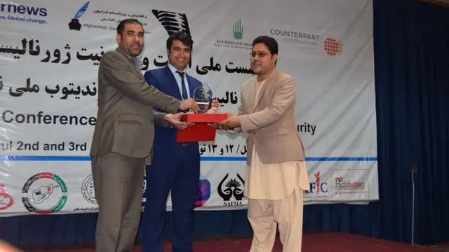 دا جایزه هغو خبریالانو ته ورکوي، چې د جګړې له سیمو خبرونه ورکوي